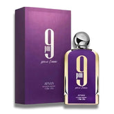 Frasco y estuche de AFNAN 9 PM Pour Femme Eau de Parfum 100 ml – El frasco elegante en púrpura con una tapa plateada se combina con un estuche texturizado en púrpura que resalta el logotipo '9 PM'. Esta combinación sofisticada muestra la atención al detalle y el lujo del perfume.